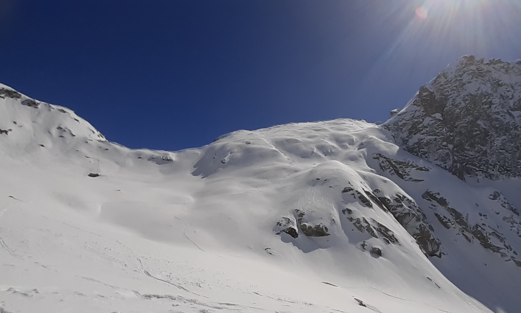 Sella_di_Forno,_naša_stopa_v_prašane_vpravo,_a_lyžujeme_ku_chate