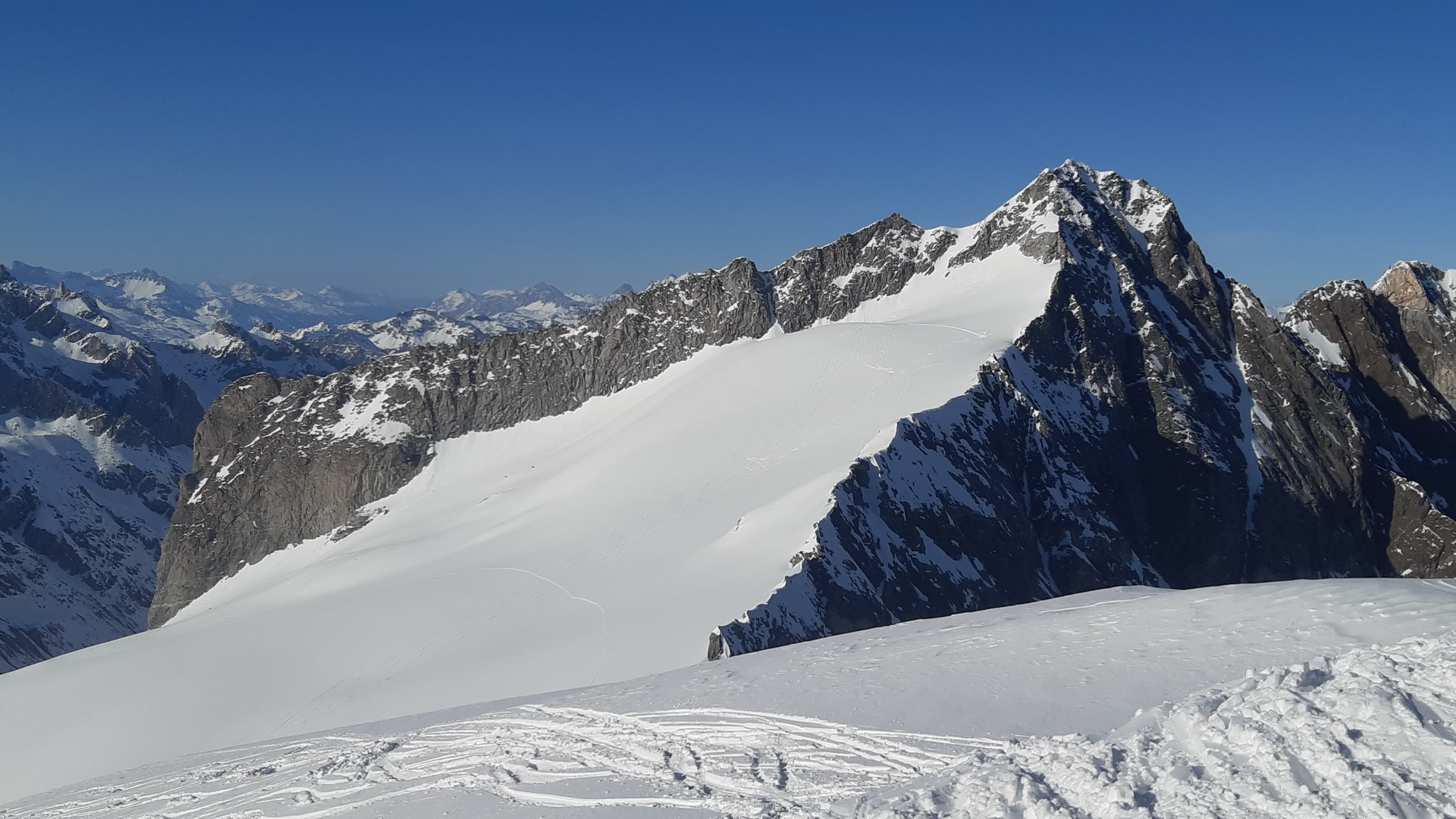 Cima_di_Rosso,_pohľad_zo_skivrcholu_Sissone