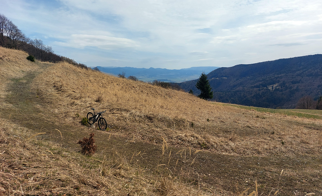 ...vo_svahu_nad_Slovianskou_dolinou_-_cesta_klesá_dvoma_serpentínami.