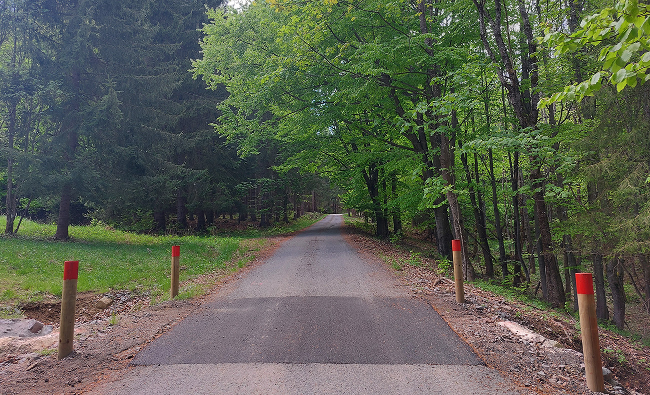 Pri_opravenom_priepuste_tesne_pod_križovatkou_sa_sklon_zmierňuje.