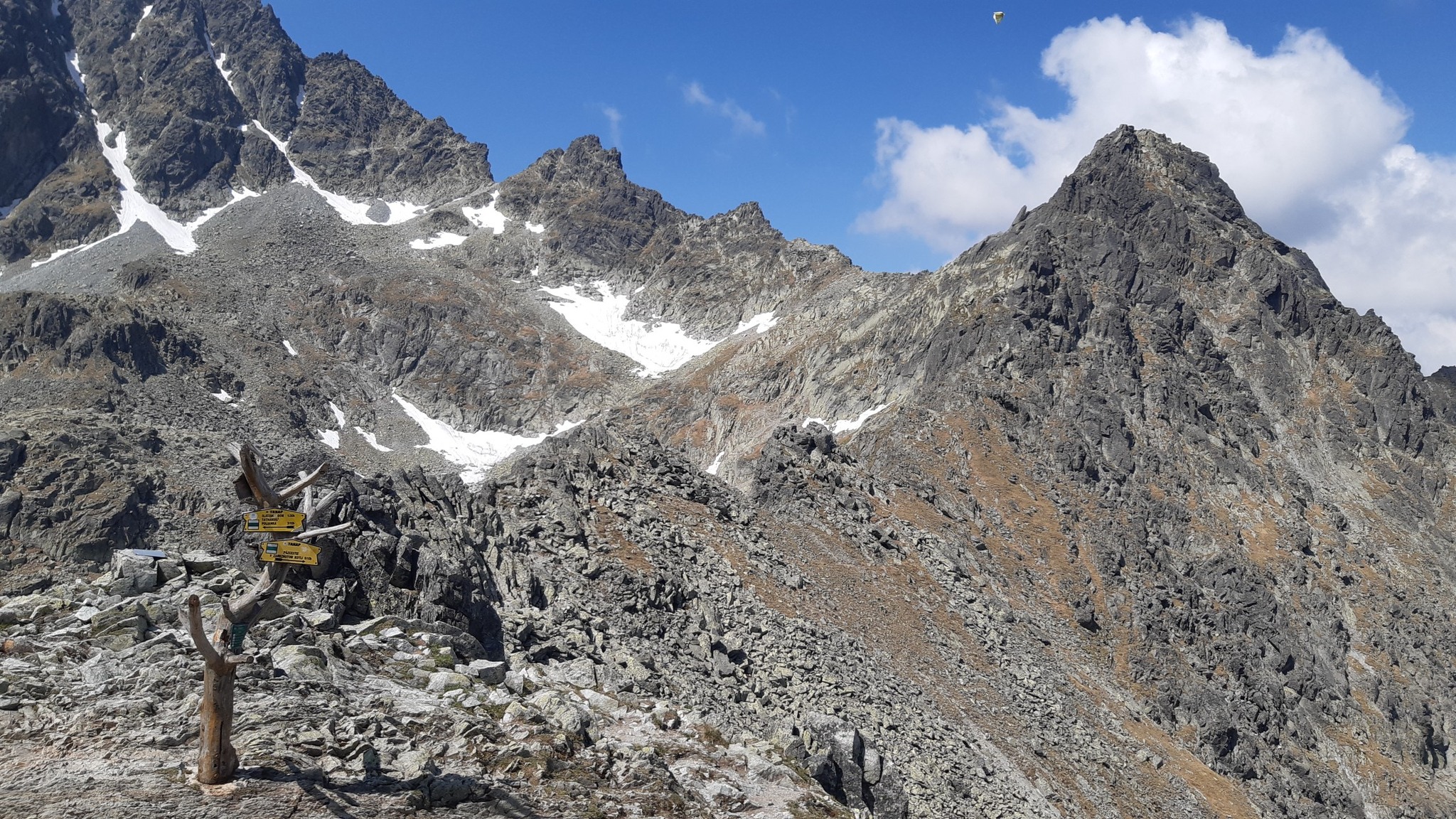 pohľad_z_Poľského_hrebeňa,_vpravo_v_popredí_Velický_štít,_ním_sa_začína