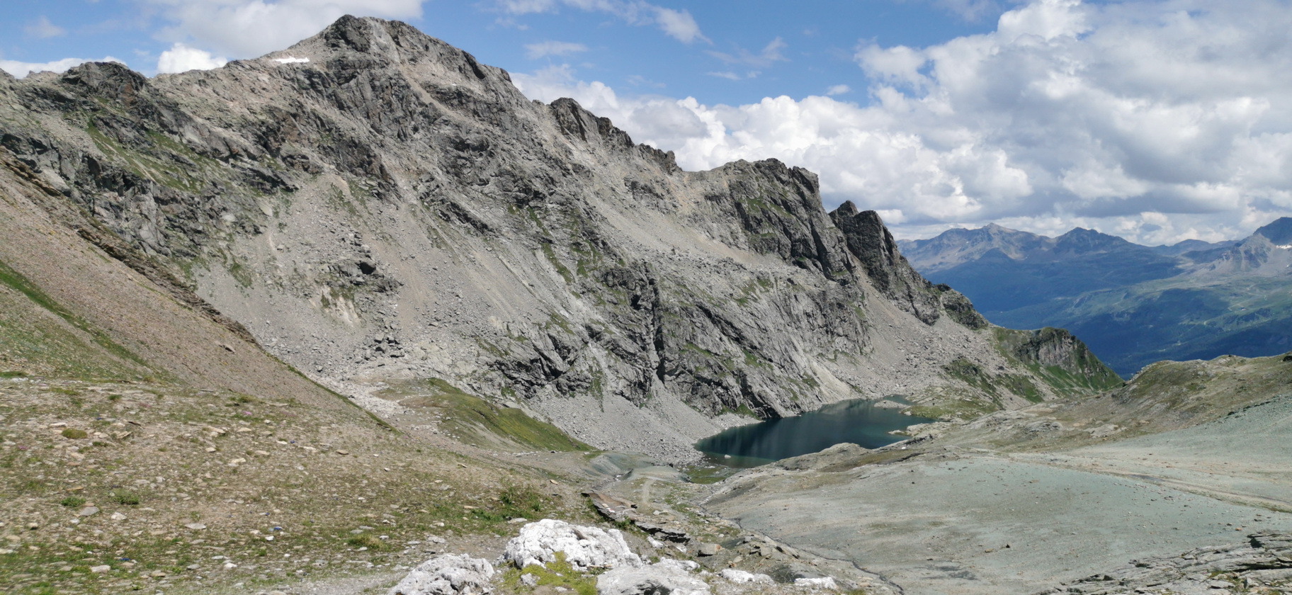 zjazd_pôjde_ku_jazeru,_vľavo_ski_kopec_Grevasalvas