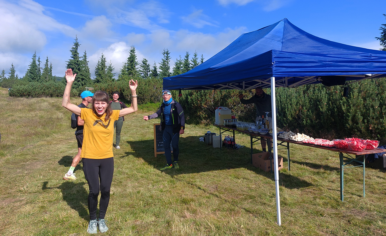 Andrejcovci_trochu_nižšie_už_v_tričkách_nalievali_ten_tokaj.