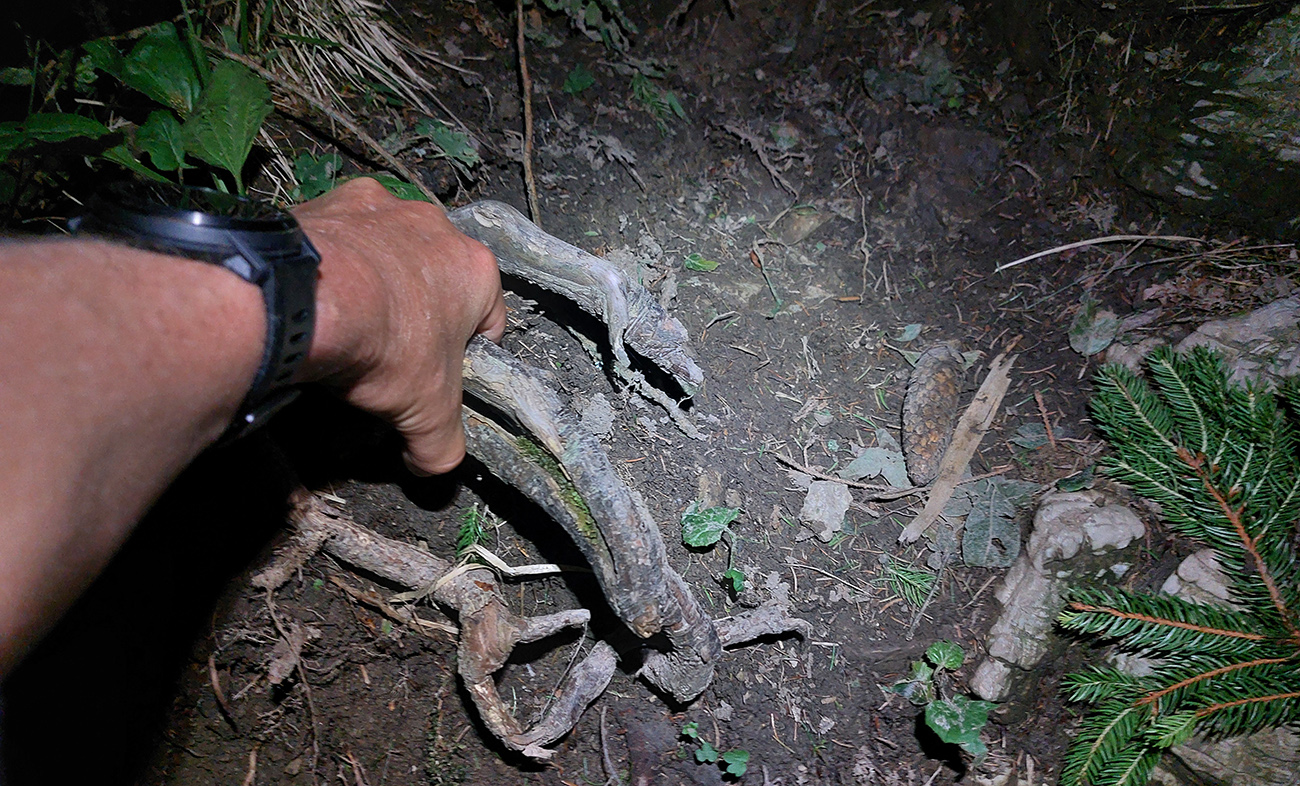 Hore_na_Kozí_chrbát_občas_aj_ruky_pomohli,_a_to_bolo_sucho.