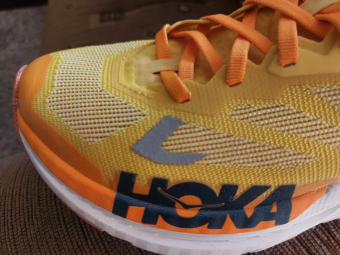 Základom_zvršku_je_riedka_sieťka,_pokrytá_kadečím,_aj_odrazkami.