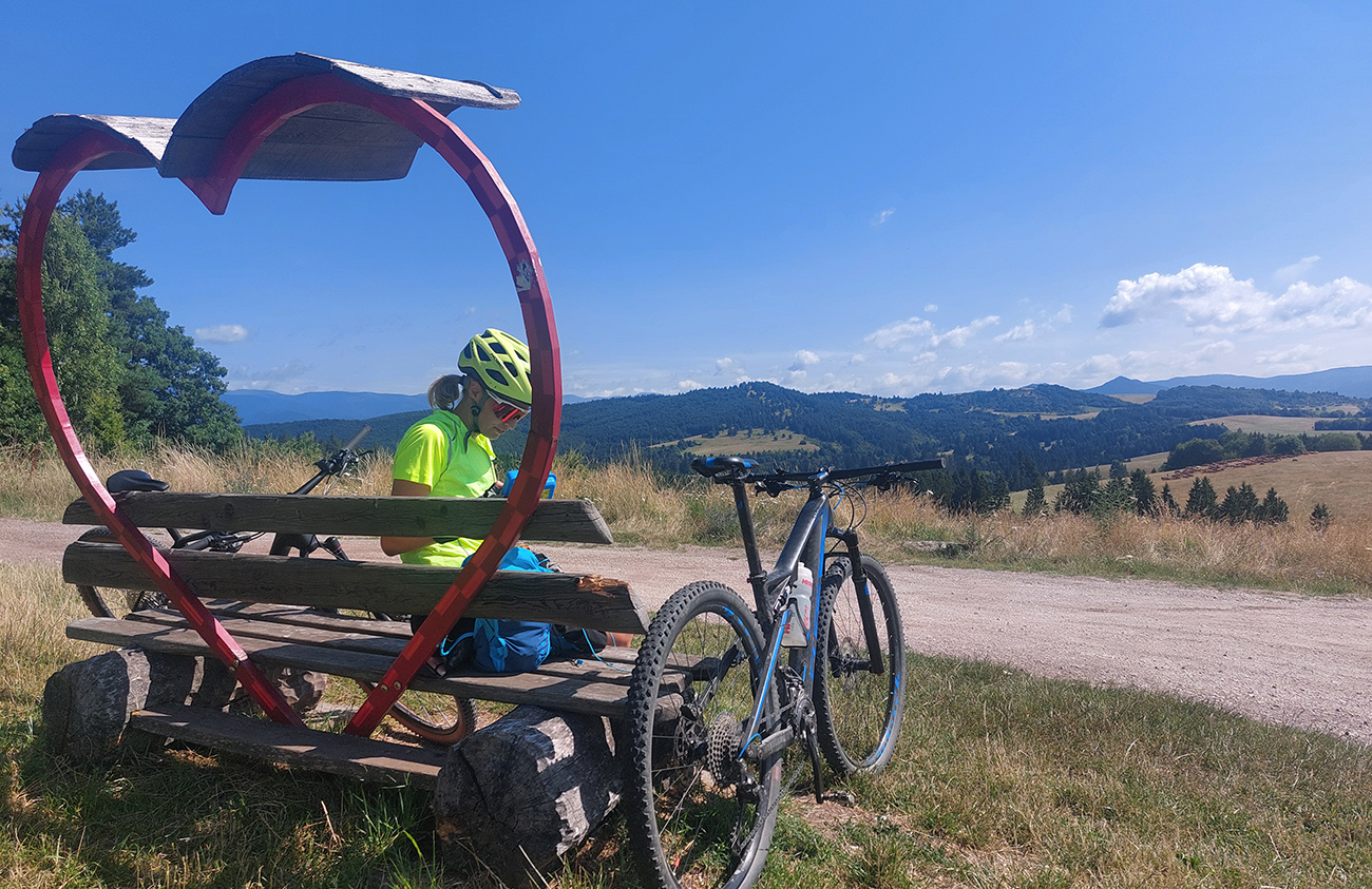 Po_3,5_km_z_asfaltu_preč,_pri_tejto_vyhliadke_na_podhorie_Poľany.