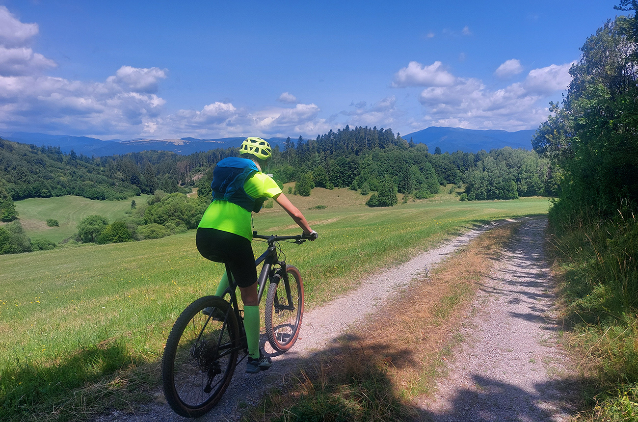 ...a_o_chvíľu_už_zjazdujeme_do_krasovj_doliny_Pôlč.