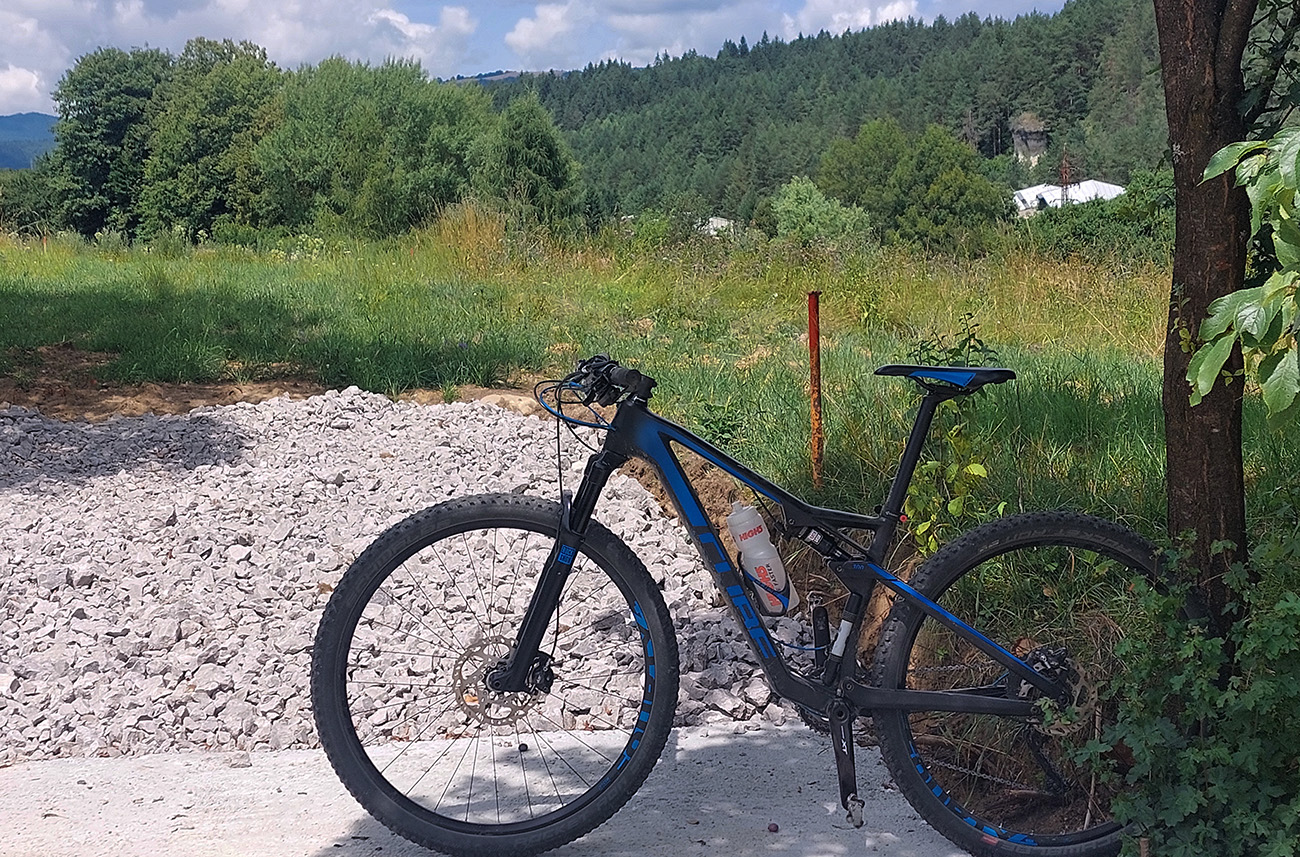 Z_Ľupče_von_po_žltej_cyklotrase,_s_výhľadom_ku_skalnému_hríbu.