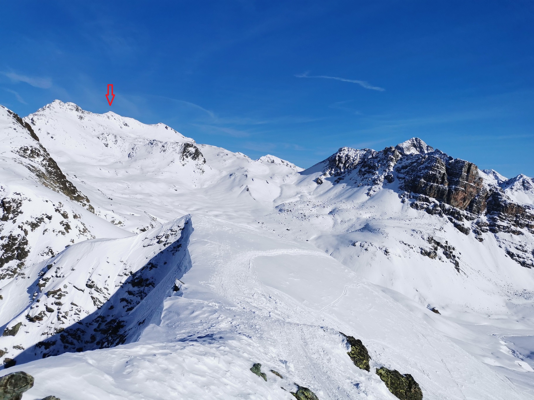 na_Campagnune_je_snehu,_pohľad_z_vrcholu,_šípka_Piz_Surgonda_odkiaľ_idem