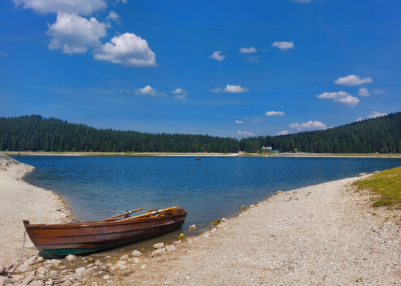 crna-gora-turisticky-jazera-nad-zabljakom