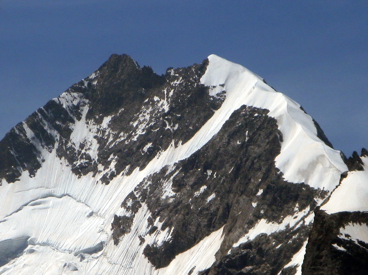 berninske-alpy-piz-morteratsch-3751m-a-piz-tschierva-3546m-